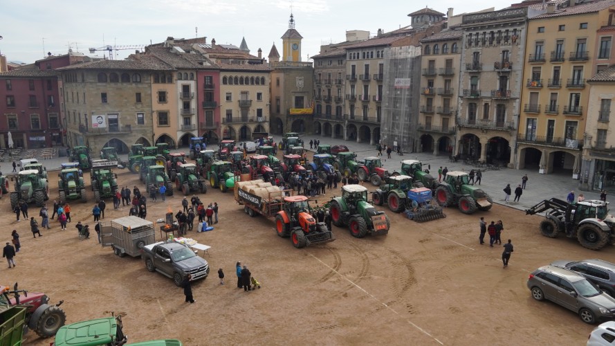 La plaça Major de Vic plena de tractors el 10 de febrer de 2025